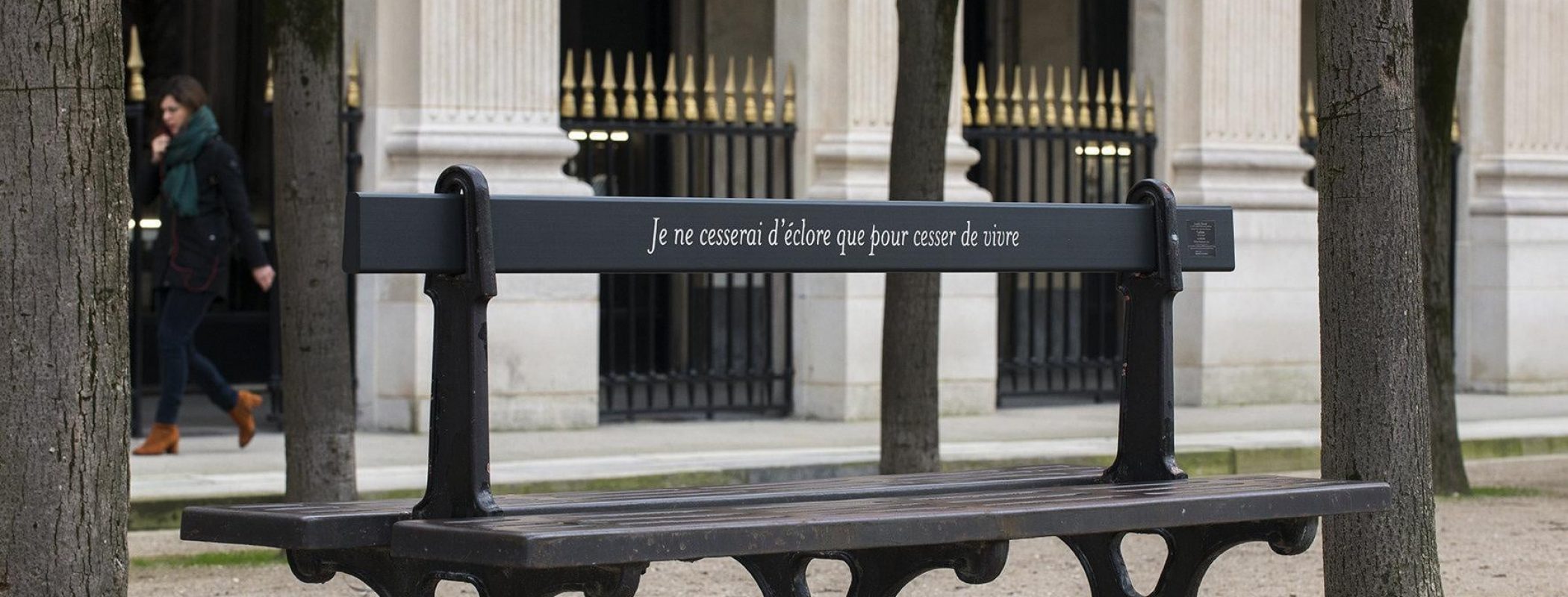 432702-des-citations-de-colette-et-cocteau-sur-les-bancs-du-jardin-du-palais-royal
