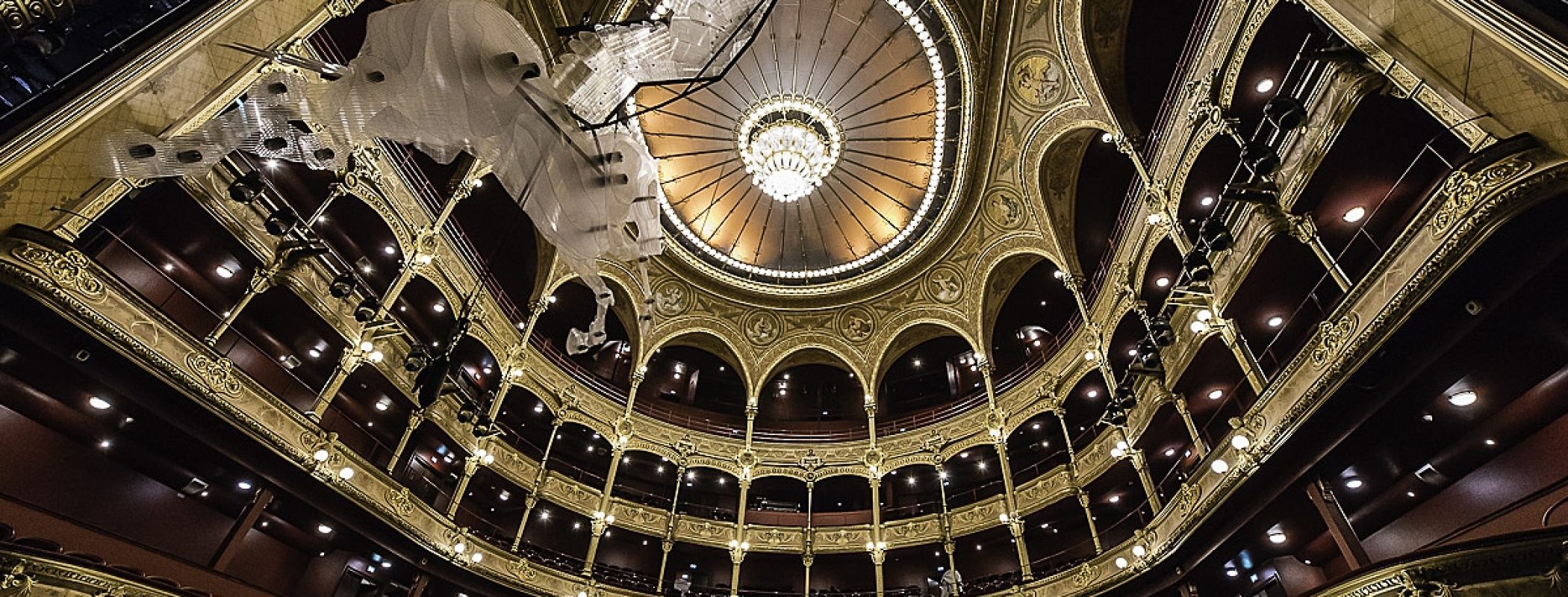 Image représentant l'intérieur du Théâtre du Chatelet, une grande salle or et rouge.